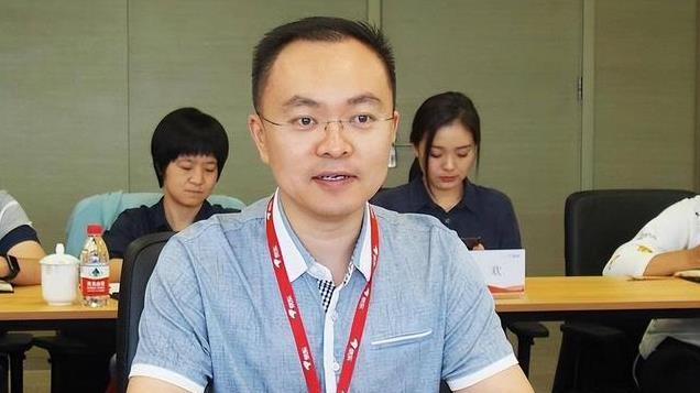 蔡磊现状令人泪目，舌头嘴唇已萎缩，用绳子吊着洗澡，妻子很绝望