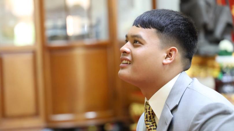 19岁风华绝代，玉树临风提携西拉米，寒假团聚赢得泰王厚爱