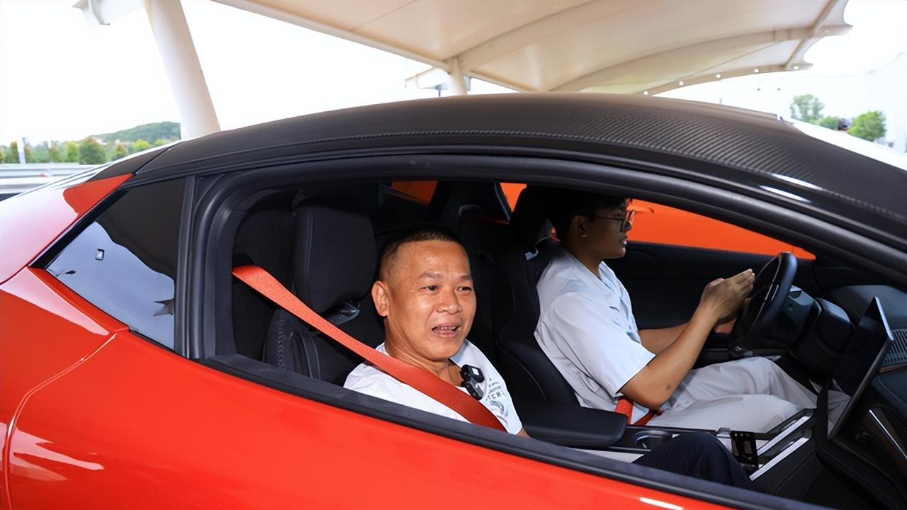 全红婵又获赠新车，父母代替出席现场，全爸乐开花，全妈亲自试驾