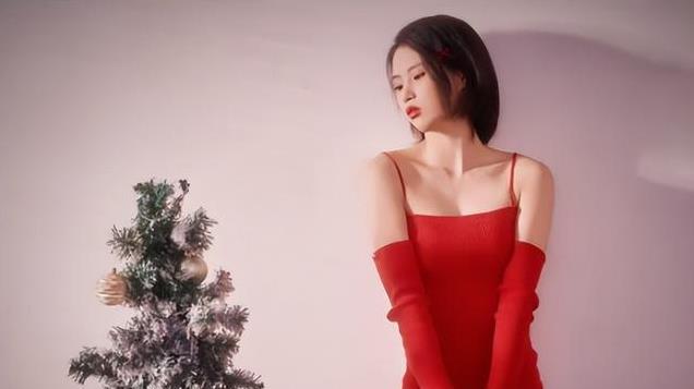 陈芋汐晒圣诞写真，开始走性感女神路线，难怪和全红婵玩不到一起