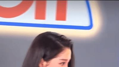 关晓彤红毯造型又翻车，看上去臃肿又富态，网友：换个发型吧！
