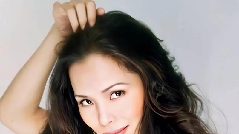 一代歌后韦唯，离婚后携手三子回国，两个学霸、最小的是拳击冠军
