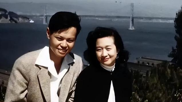1971年，杨振宁和岳父杜聿明、岳母曹秀清合影，毕恭毕敬的站一旁