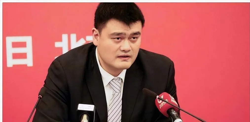 白岩松说对了，“辞职”篮协主席的姚明，已经走上了另一条大道！