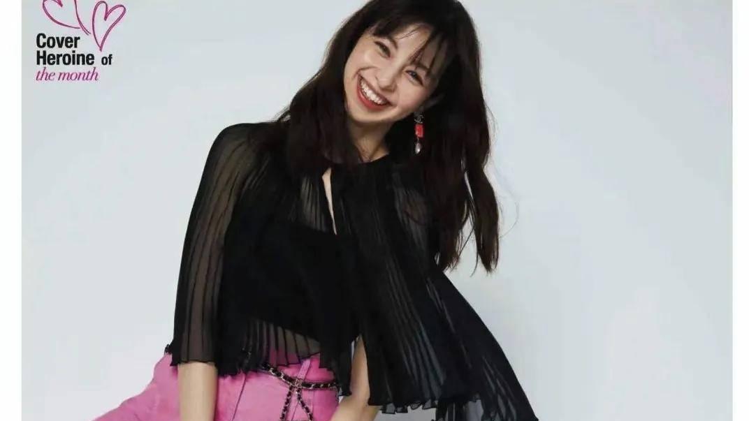 黑色搭配这个颜色，最吸睛最显白