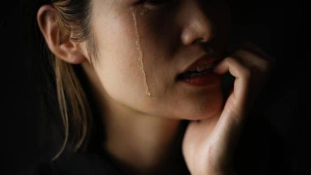 妻子多次在家出轨劝阻无效，丈夫狠心将床边润滑液换强力胶