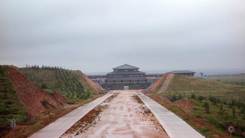 秦始皇2000年前修的高速公路，为何到现在路面上，一棵杂草都不长