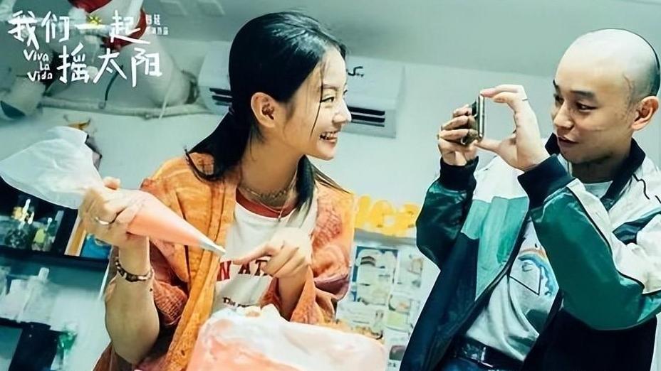 李庚希获金鸡奖最佳女主角，重温《我们一起摇太阳》，再次泪奔。