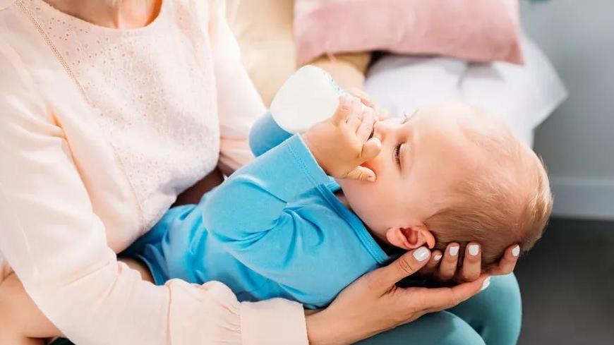 8斤宝宝出生后“没眼睛”，看到爸爸小时候的照片，妈妈笑出了声