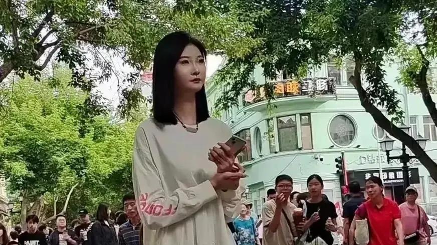 20岁女孩身高2.26米，貌美如花，妈妈却嫌弃：比门还高，咋找对象