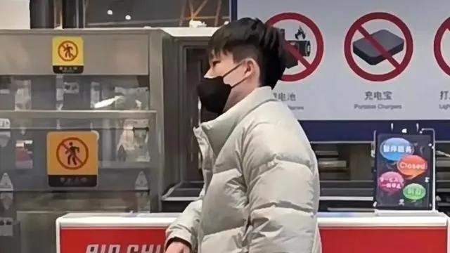 国乒启程成都：王楚钦棉鞋抢镜，孙颖莎豪起来了，王曼昱没睡醒