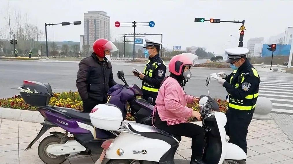 骑电动车C1被扣12分，车主疑惑：骑两轮车为啥扣汽车驾照分？