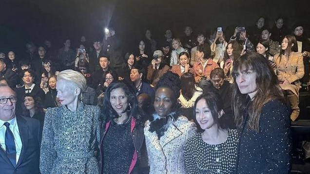 杭州香奈儿大秀刘雯霸气开场领闭、辛芷蕾最高级、章若楠最美！