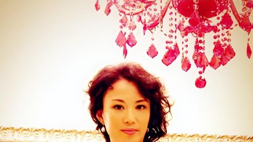演员马丽：低调演戏33年，嫁圈外丈夫生一子，57岁风韵犹存
