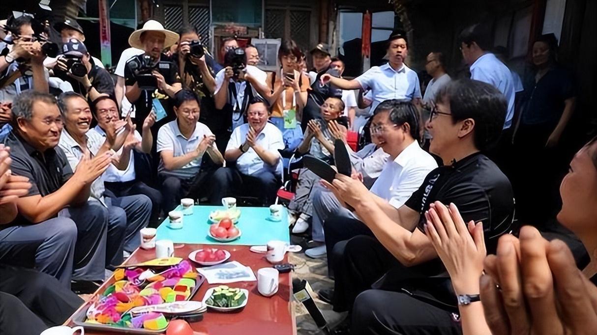 成龙同父异母的哥哥：住在安徽，73岁才和成龙见面，直言不图钱