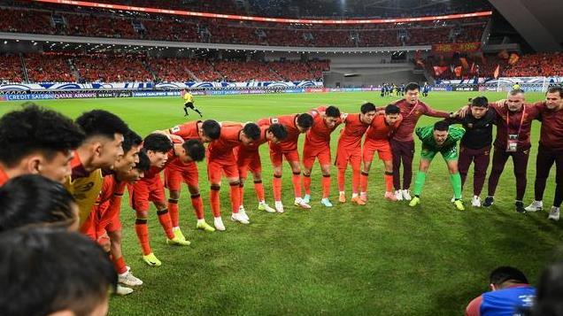 半场战报-谢文能曹永竞染黄 小川航基板仓滉连击 国足暂0-2日本