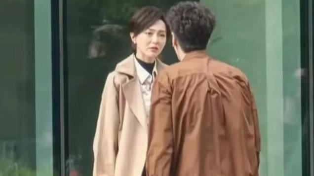 唐嫣和罗晋带4岁女儿在迪士尼玩耍，一家三口颜值爆表，太幸福了