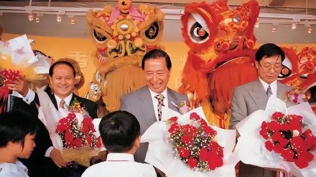 96岁李兆基：离异至今未婚，为前妻建庙，住40亿豪宅靠轮椅生活