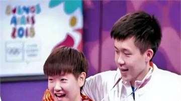 王楚钦孙颖莎直播太搞笑，王楚钦和莎莎的表情神同步，默契度太高