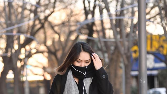 黑色绒面尖头细跟短靴，深蓝色的灯芯绒长裤，搭配黑色呢子大衣