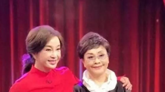当74岁刘晓庆与79岁李谷一站在一起，终于见识了皮相美与骨相美的差别有多大
