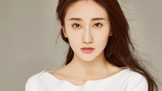 跟着于和伟演了六年戏，但在《我是刑警》里，安冬却被吐槽关系户