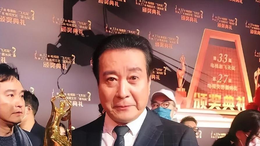 他是国家一级演员，娶恩师女儿为妻，生了双胞胎儿子一个比一个牛