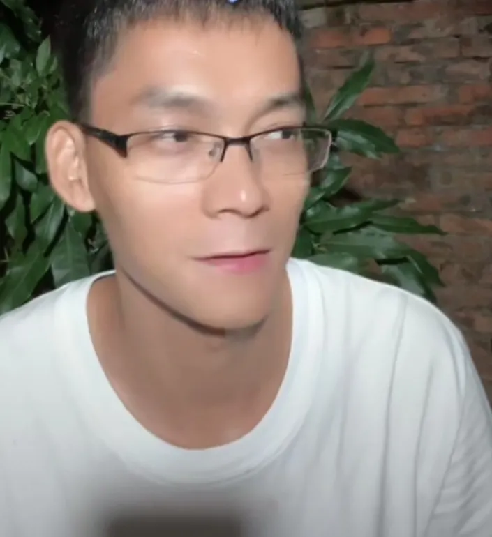 考上华南师大的唐尚珺，回家和母亲做糍粑，网友却评论劝他学习