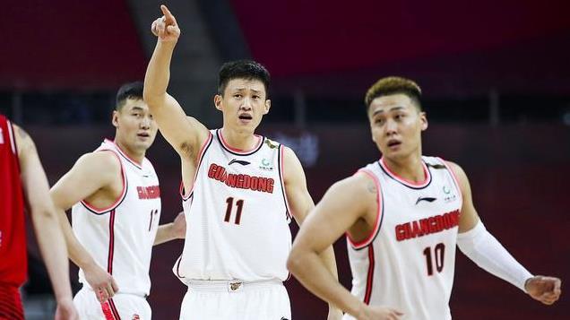 狂轰31+10+7+3！广东双核打满2节，37次犯规，王少杰复出遭恶犯！