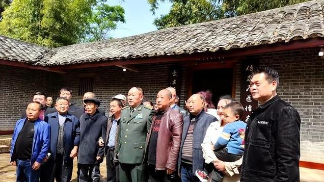 2021年，梁光烈回到四川祭祖的留影，身穿上将军装，走路需要搀扶