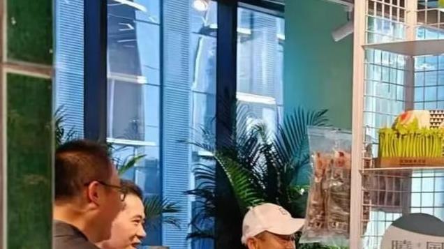 66岁马云罕见露脸！手持瑞幸咖啡消费降级，头戴鸭舌帽老了不少