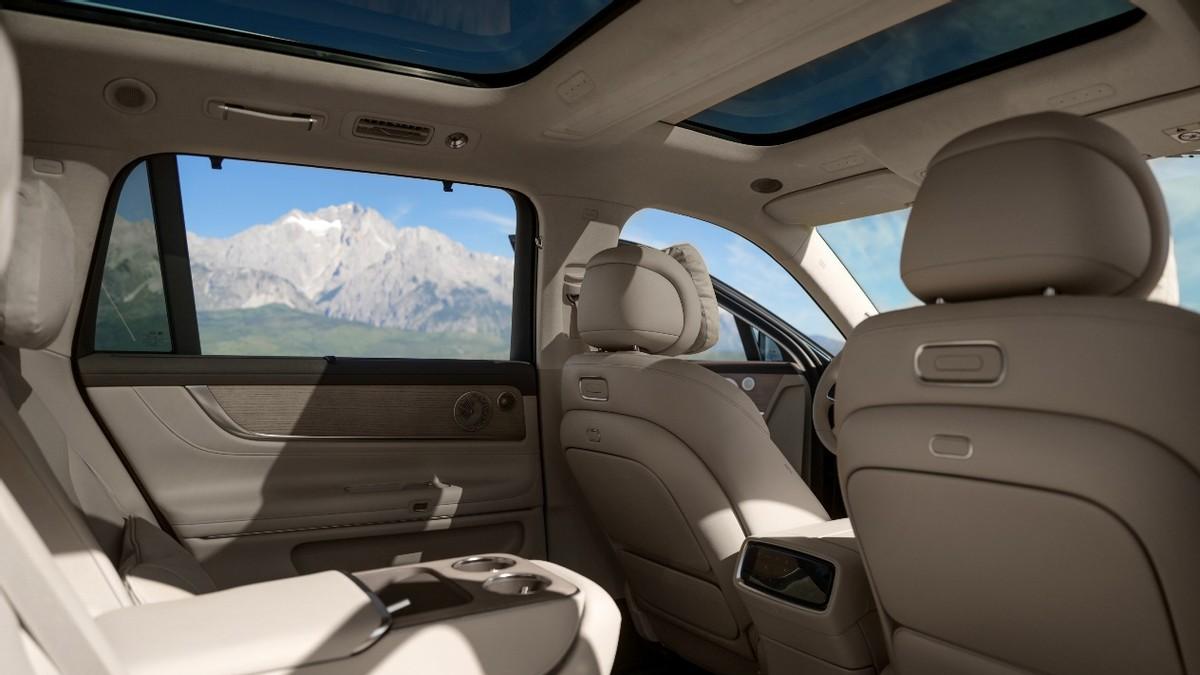 问界M9大五座：奢华空间与智能科技的完美融合