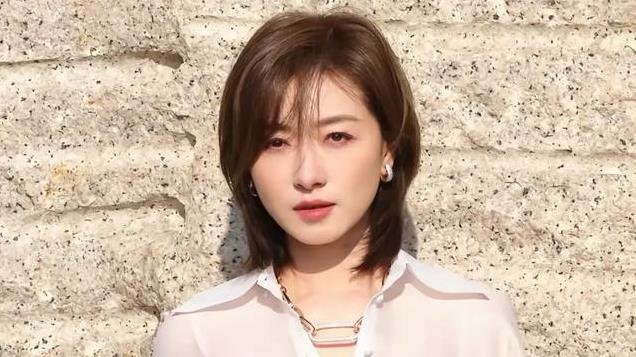 42岁万茜在路人镜头下真实颜值曝光，脱离美颜滤镜，差点认不出