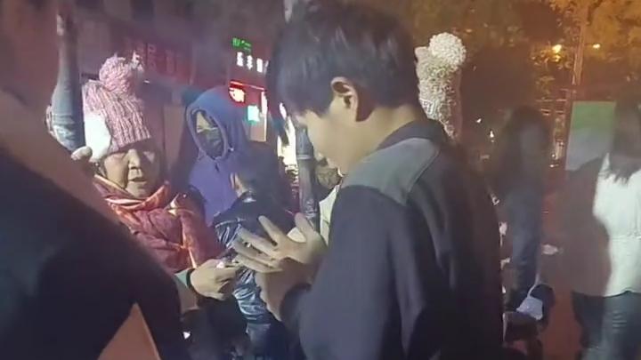 父亲患精神疾病、6岁时母亲离世，17岁卖甘蔗男孩没有向生活摆烂！