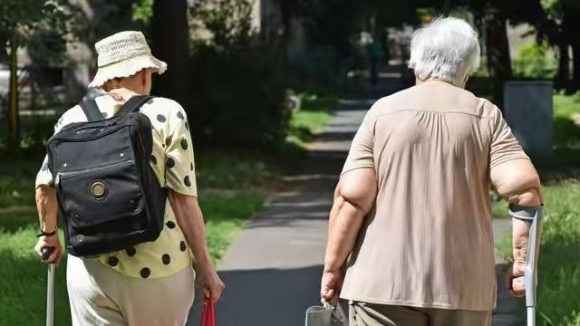 我70岁，丁克52年，人到晚年我顿悟：有钱不如有孩子