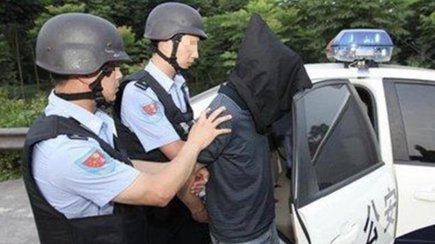 22年，广西女子被丈夫家暴，忍无可忍报警，意外发现丈夫真实身份