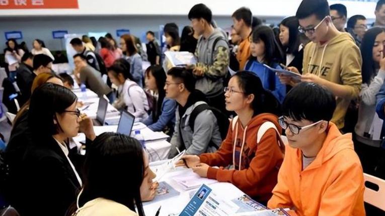 985男硕士脱下孔乙己长衫，辞职在家搞“擦边”，网友：比啃老强