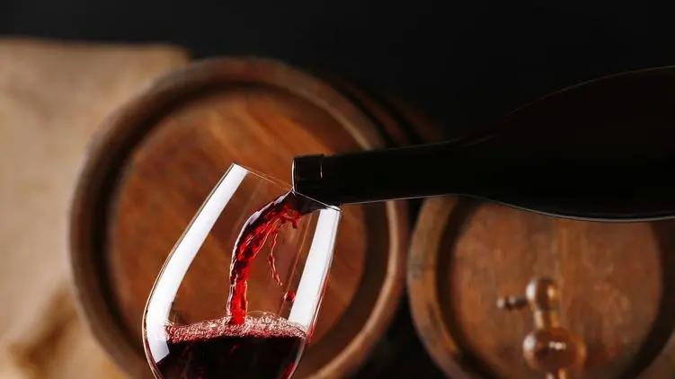 为什么一些葡萄酒没有年份？解锁无年份酒的奥秘