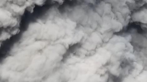多名登山客遭遇火山喷发 紧急逃生