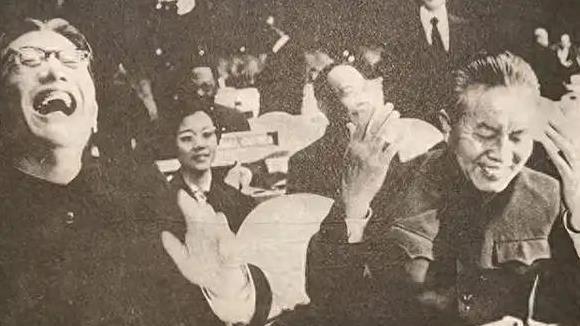 毛主席等人的合影，伟人笑得像朵花，张玉凤侧脸微笑，尤其优雅