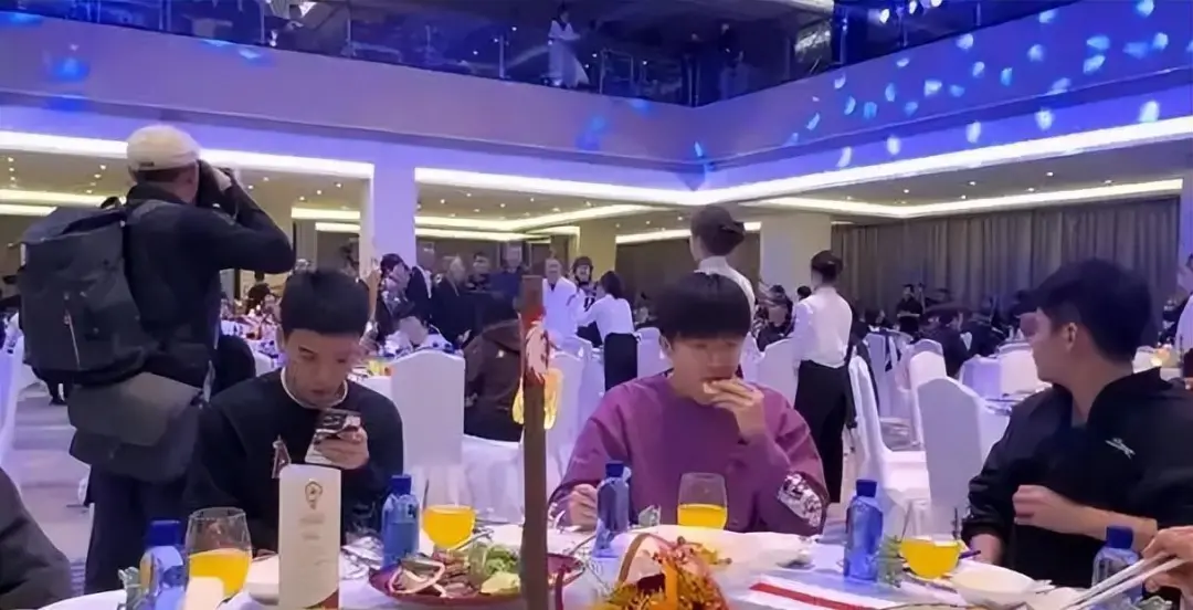 成都晚宴：刘国梁出席，男女不同桌，菜品曝光，气氛融洽，规格高