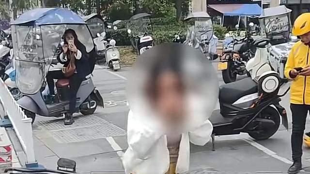 重庆：短发女子当街殴打外卖小哥，路人出手制止，目击者透露情况