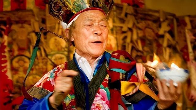 甘肃算命村：600口人靠算命吃饭，神秘天书让记者哑口无言