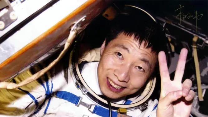 杨利伟夫妇现身珠海飞机展！妻子近照温婉大气，结婚34年不离不弃