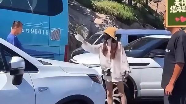 青岛女子逆行打人后续！警方再发通报，情况反转，被打男子被指责