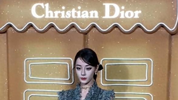 邓为Dior活动抢热巴C位？悄悄挪步被指上春山，双方粉丝互不相让