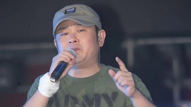 揭开了53岁刀郎“真实现状”！远离“造神”陷阱，官媒发文辟谣了