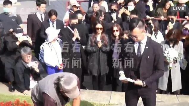 琼瑶儿子一勺一勺将骨灰舀到墓穴，不立碑不写名，疑似继子女表态