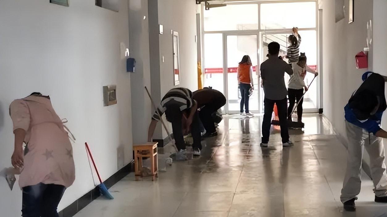 新学期就开始搞“形式主义”，班主任身心疲惫：难道想要培养巨婴