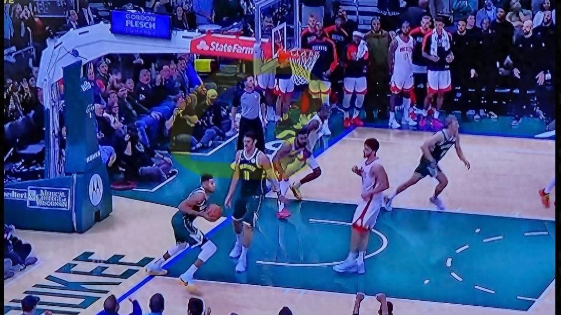 太冤了！裁判报告：利拉德准绝杀前，字母哥踩界外接球